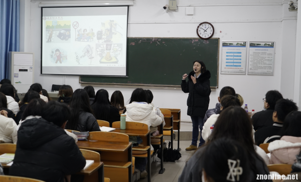 球友会党委书记汪继平一行深入课堂听思政课(图1)